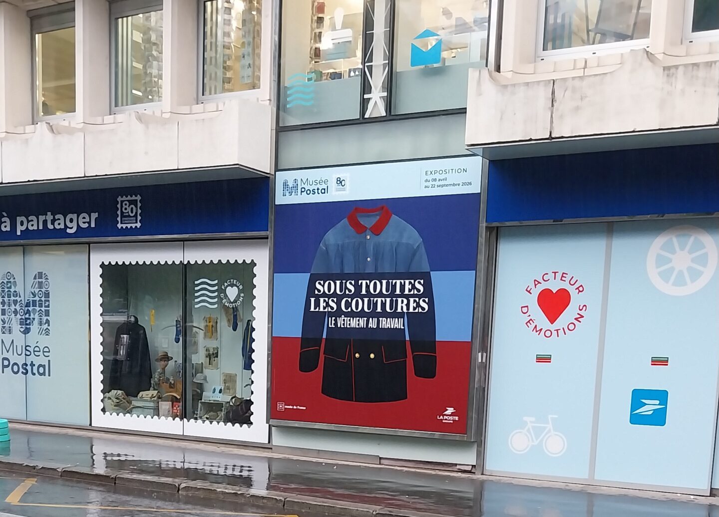 Vêtements de travail exposés au Musée Postal