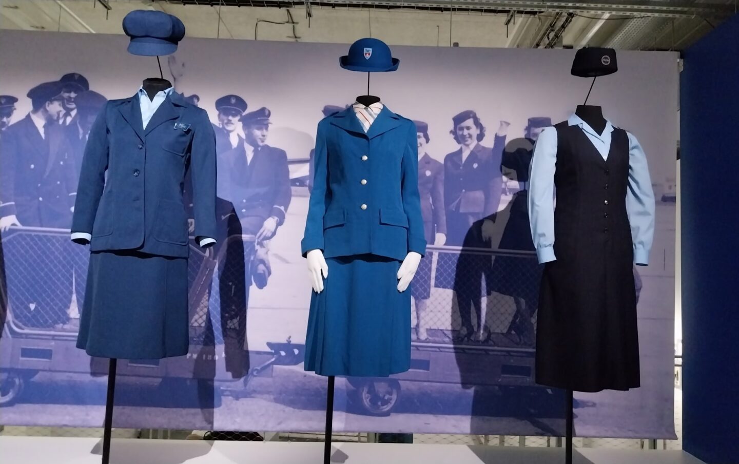 Tenue professionnelle féminine exposée au Musée Postal