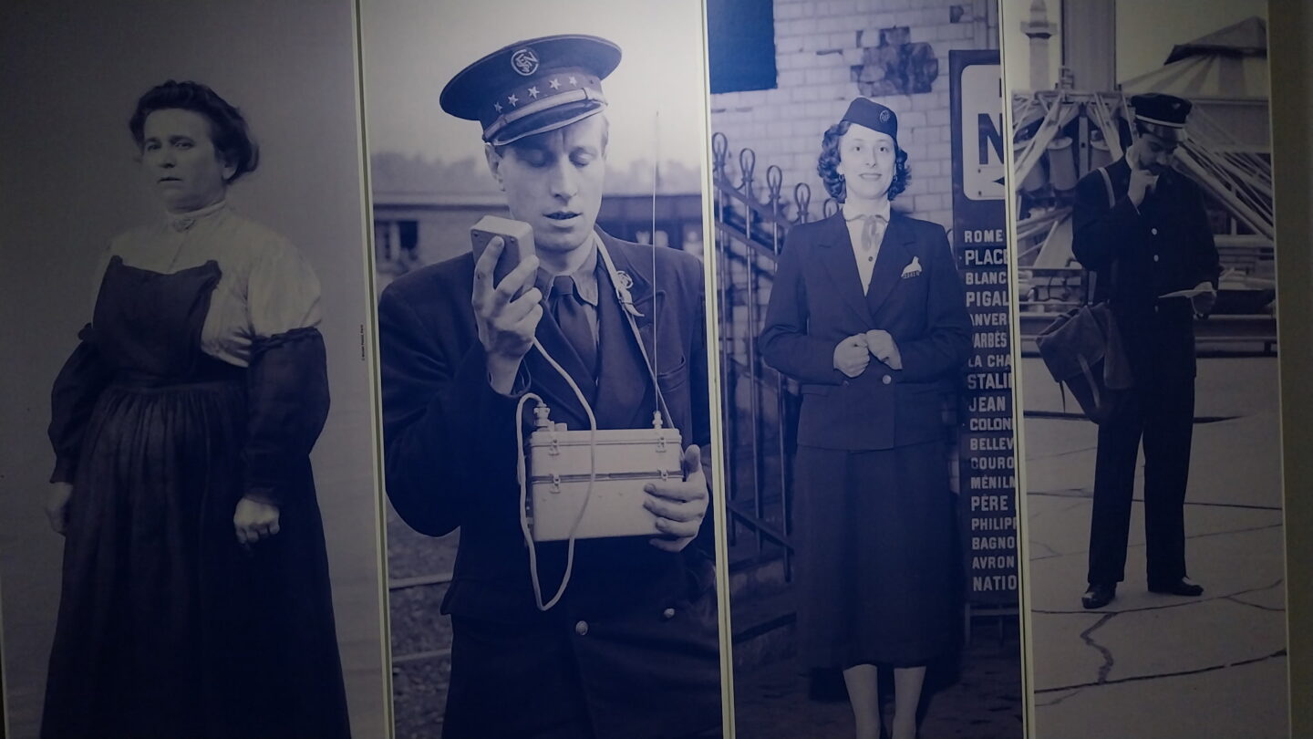 Uniformes et vêtements professionnels exposés au Musée Postal