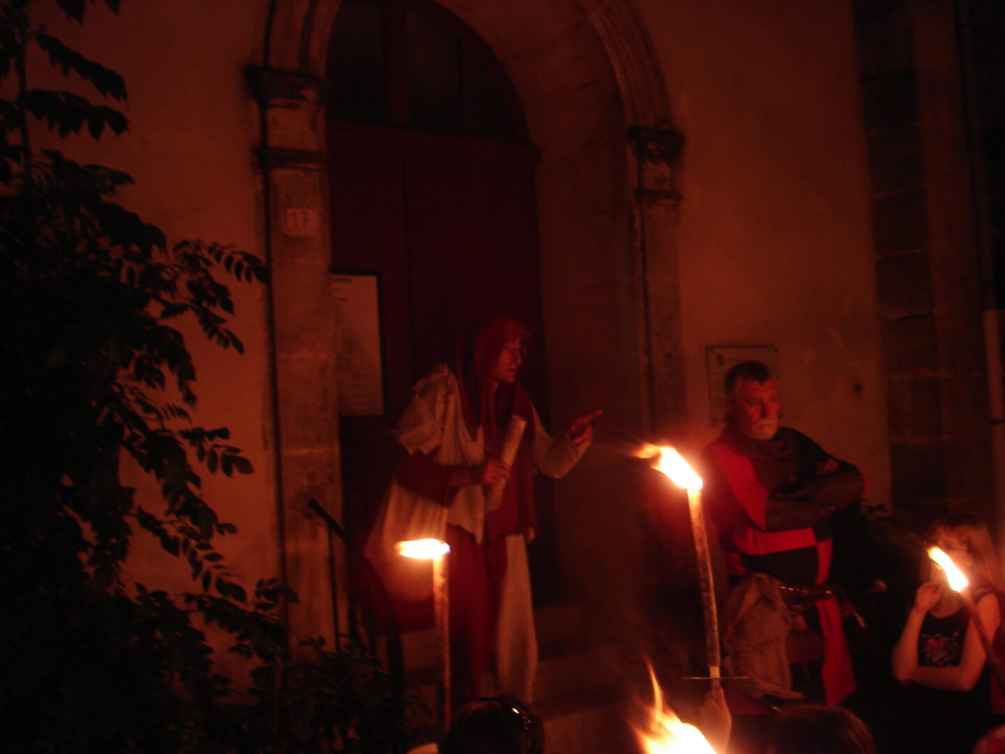 Visite aux flambeaux de la bastide de Monflanquin Janouille raconte la bastide du XIIIème siècle  Monflanquin