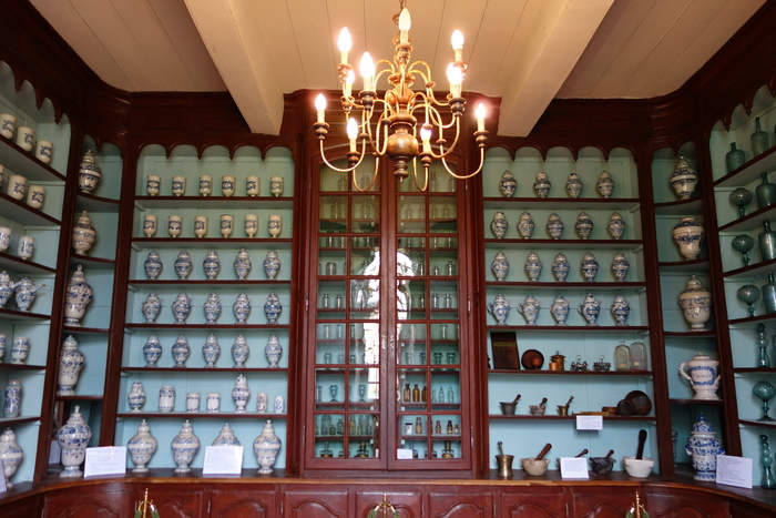 Visite de l’apothicairerie de l’ancien hôpital Saint-Antoine : une pharmacie d’époque à découvrir. Hôpital Saint-Antoine Bazas