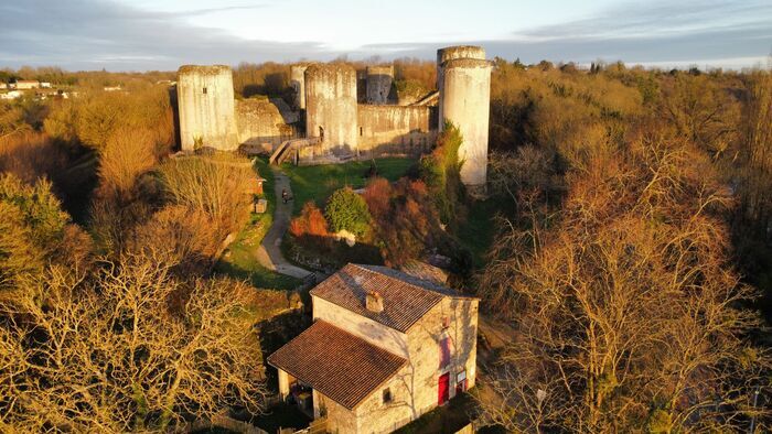 Visite gratuite d’une forteresse médiévale exceptionnelle Château du Coudray Salbart Échiré