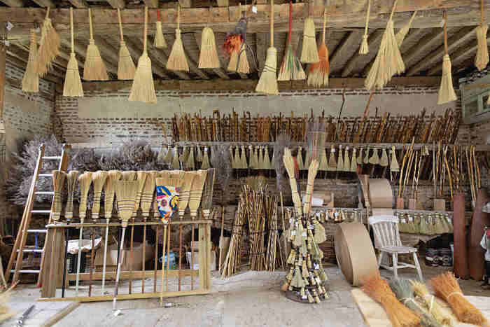 Visite guidée de la Balaiterie et de la collection l'art du bois La Balaiterie Royville