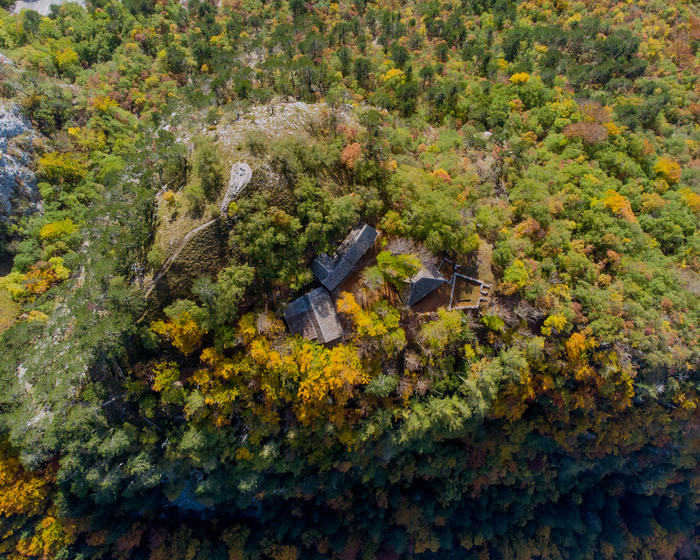 Visite guidée du site archéologique Ajdna au-dessus des ruisseaux Ajdna nad Potoki Moste