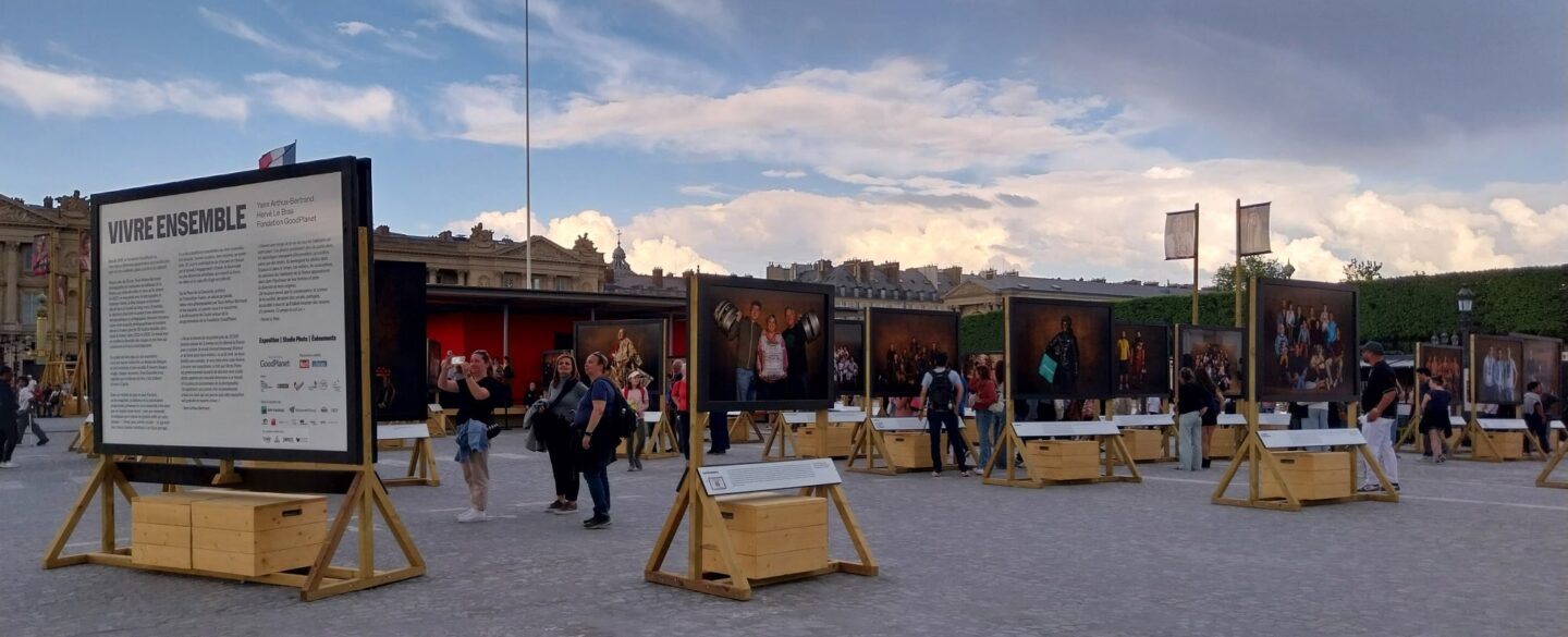 Exposition Vivre Ensemble de Yann Arthus-Bertrand place de la Concorde à Paris