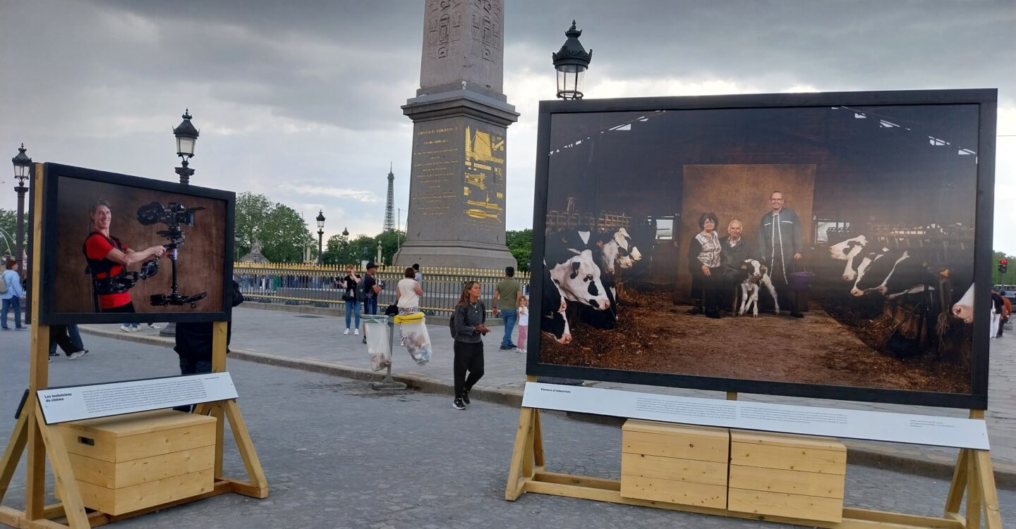 Public devant l’exposition Vivre Ensemble à Paris