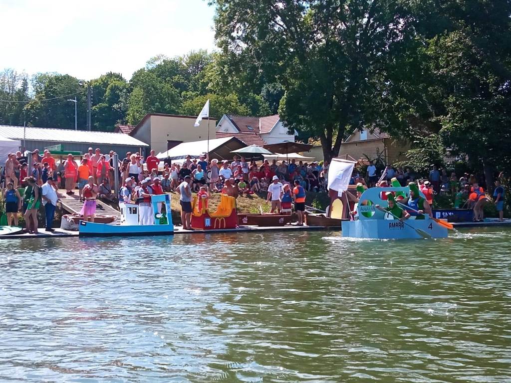 5ème régate de bateaux en carton sur la Meuse Flize