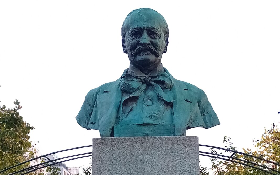 A la découverte des quartiers parisiens : le quartier de Bel-Air Devant le monument à Georges Courteline (métro Picpus) Paris
