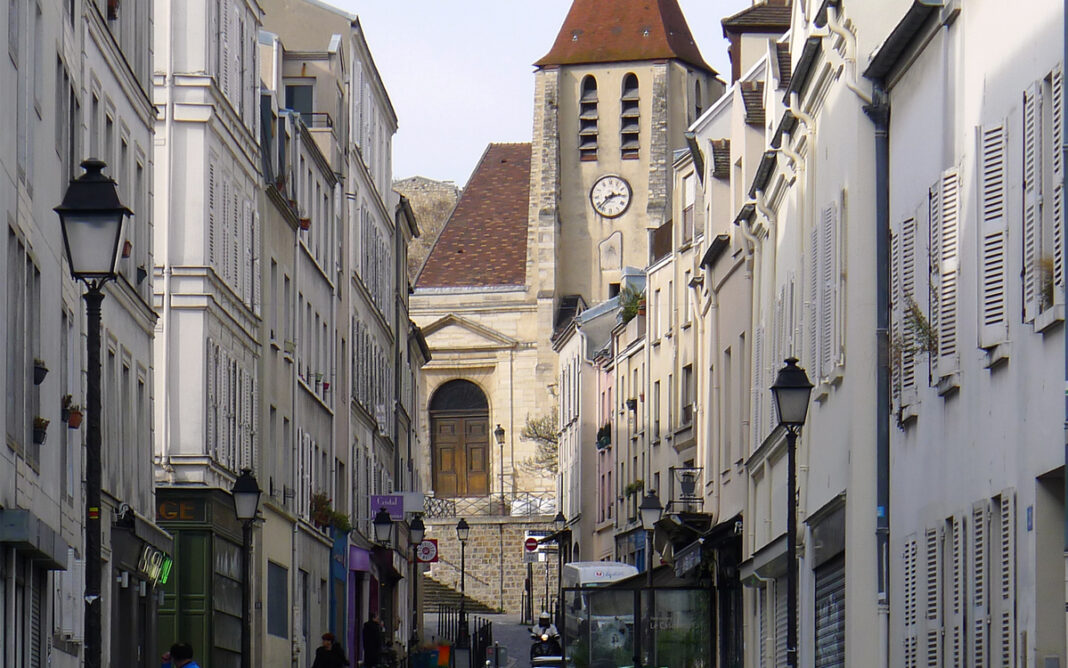 A la découverte des quartiers parisiens : Le village de Charonne Angle de la rue de Bagnolet et du boulevard Davioud (métro Porte de Bagnolet) Paris