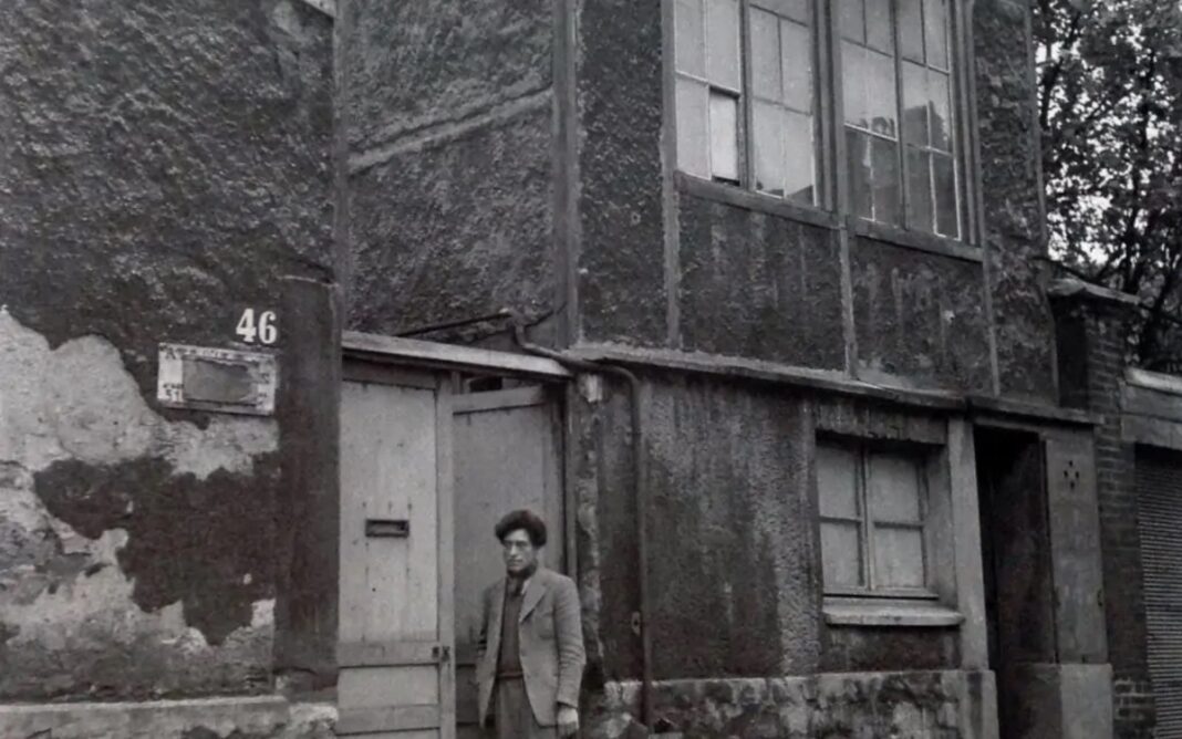 A la découverte des quartiers parisiens : Montparnasse, autour de l’atelier d’Alberto Giacometti Place d’Alesia (devant l’agence du CCF) Paris