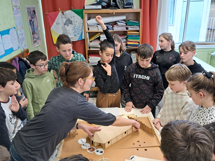 Accueil scolaire autour de l’exposition Inrap sur le site gaulois d’Allonnes, Pôle Multi-Activités d’Allonnes (PAMA), Allonnes