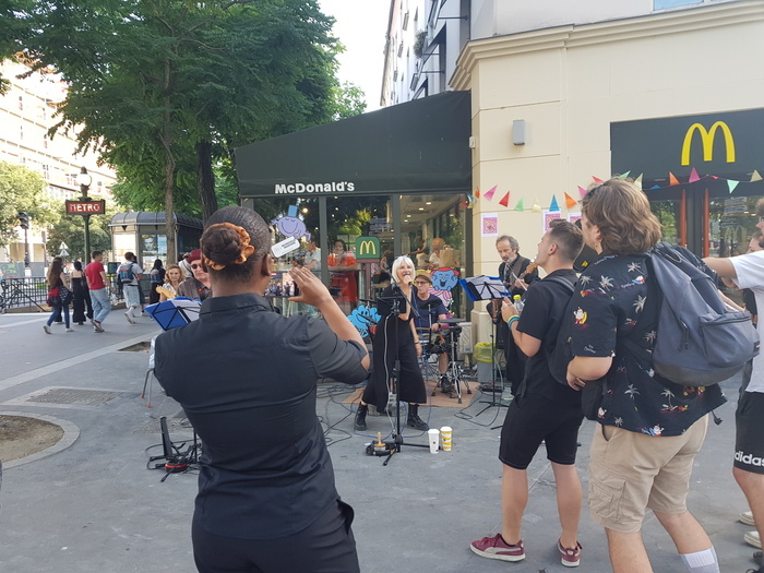 Animation, Devant le restaurant McDonald’s Gare d’Austerlitz, Paris