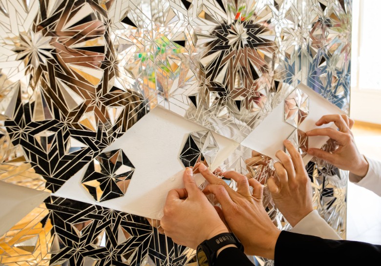 Compléter le miroir : atelier participatif d’Ayeneh-Kari (mosaïque de miroirs) Musée d&rsquo;Art et de Culture Soufis MTO Chatou – 78400 (France)