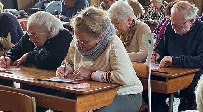 Atelier d'écriture à la plume et à l'encre violette Musée du patrimoine des écoles Amfreville-la-Mi-Voie