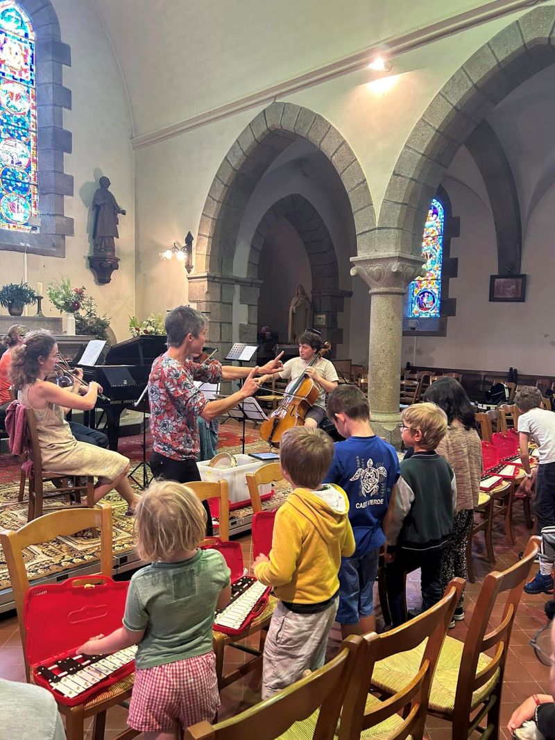 Atelier La danse à expérimenter et ressentir dans la musique Eglise Carolles 2026-08-11