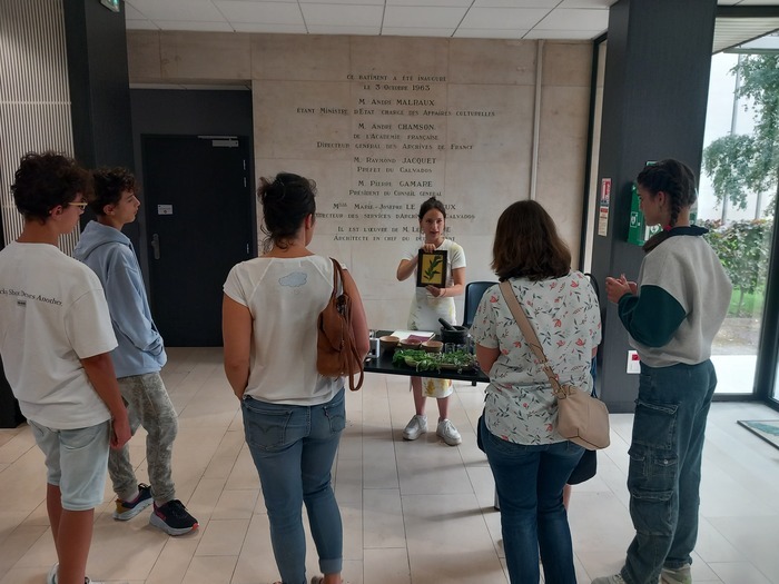 Atelier photographique « Tissus photosensibles : réalisation de cyanotypes » par Mariève Pelletier Archives départementales du Calvados Caen