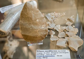 Atelier taille de silex au Musée de la Raymondie Martel