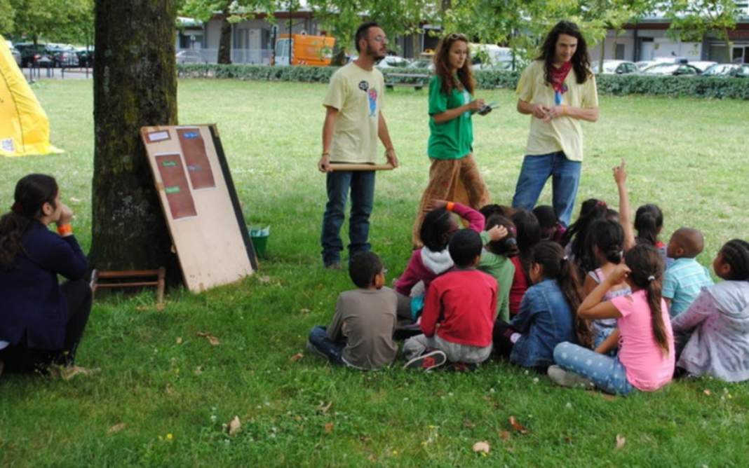 Ateliers découverte de la biodiversité avec les petits débrouillards Forêt urbaine de la place du Colonel Fabien Paris