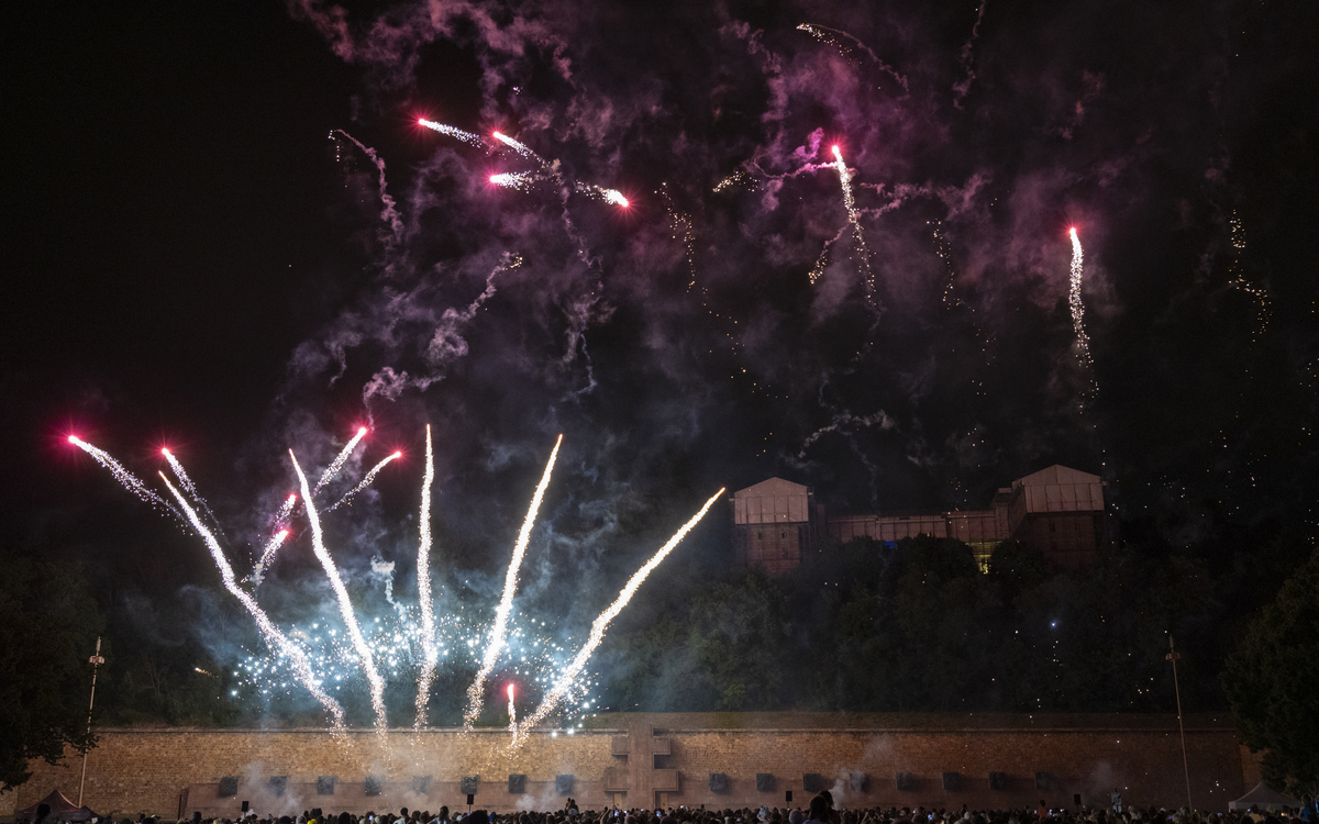 Bal et feu d&rsquo;artifice Place de l&rsquo;abbé Stock Suresnes