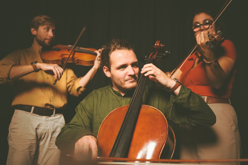Balade patrimoine en musique avec le festival Les Arts Buissonniers Devant l’église Saulgé