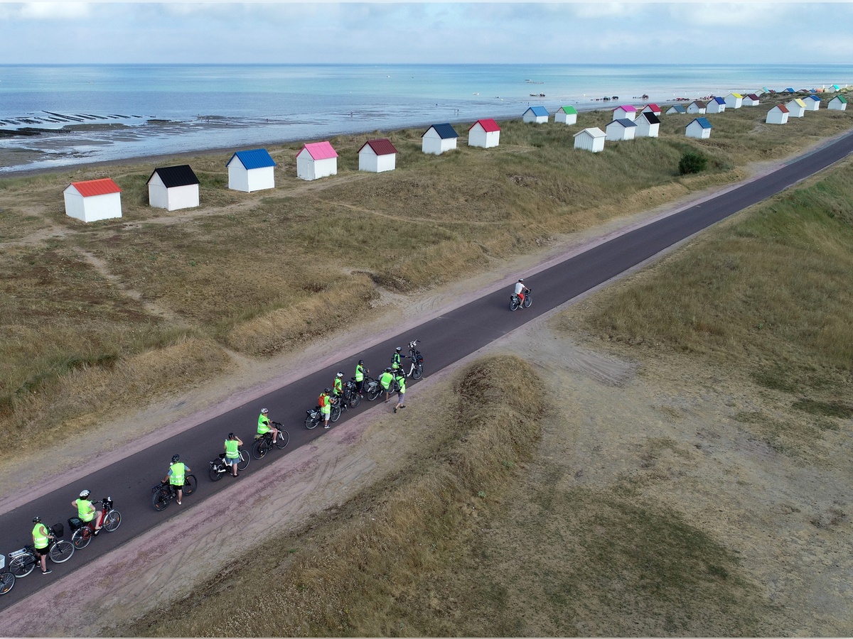 Circuit accompagné en vélo électrique patrimoine et produits locaux Face au Super U, kiosque Tous à vélo Agon-Coutainville