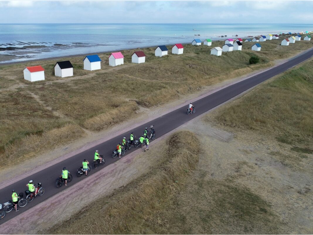 Circuit accompagné en vélo électrique patrimoine et produits locaux Face au Super U, kiosque Tous à vélo Agon-Coutainville