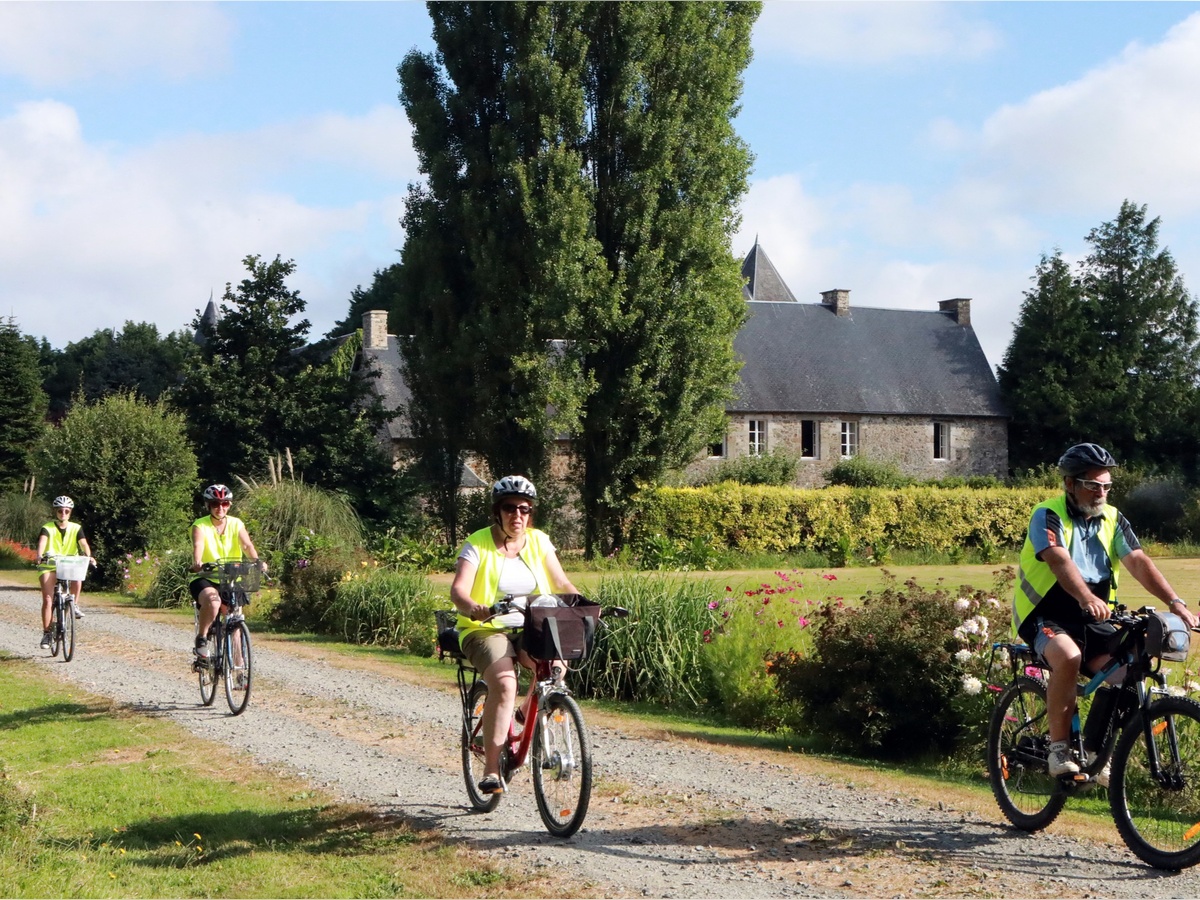 Circuit accompagné en vélo électrique patrimoine et produits locaux Près du cinéma, kiosque Tous à vélo Hauteville-sur-Mer