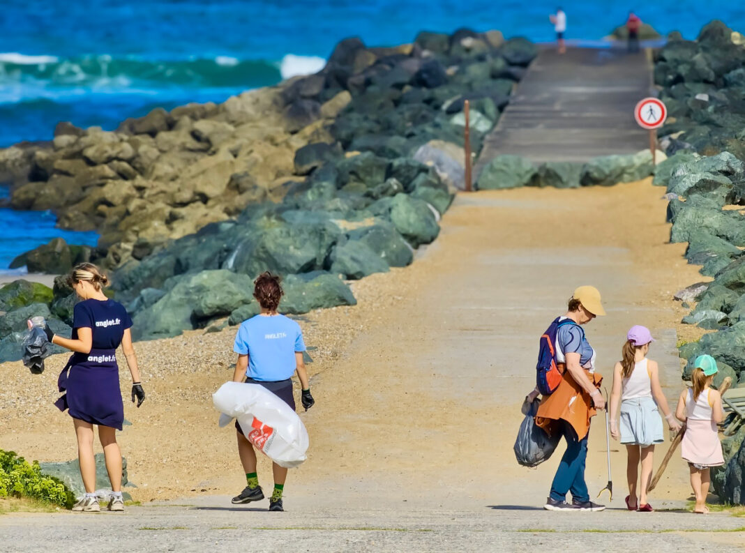Collecte de déchets sur la plage Plage des Sables d&rsquo;Or Anglet