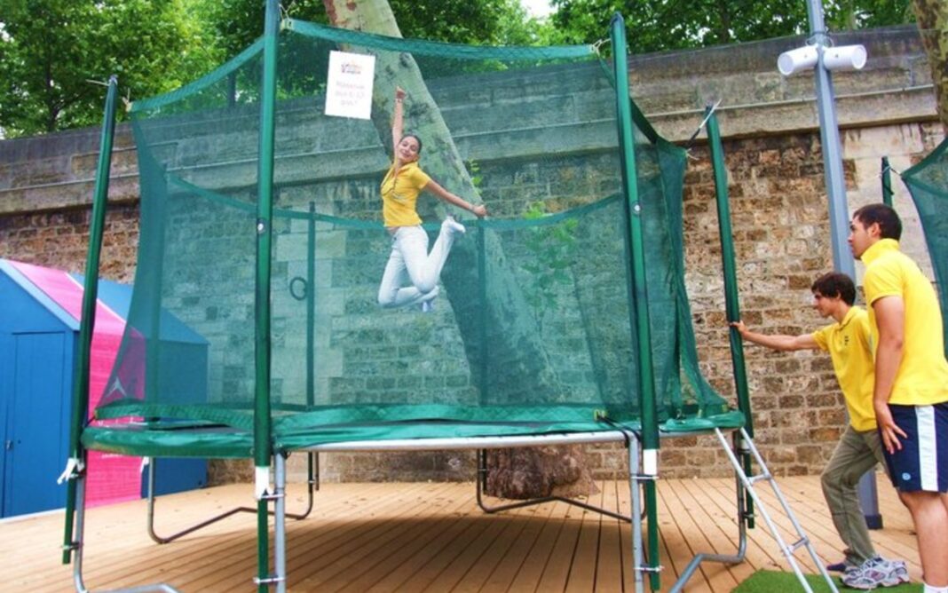 Des trampolines pour sauter tout l&rsquo;été au bassin de la Villette