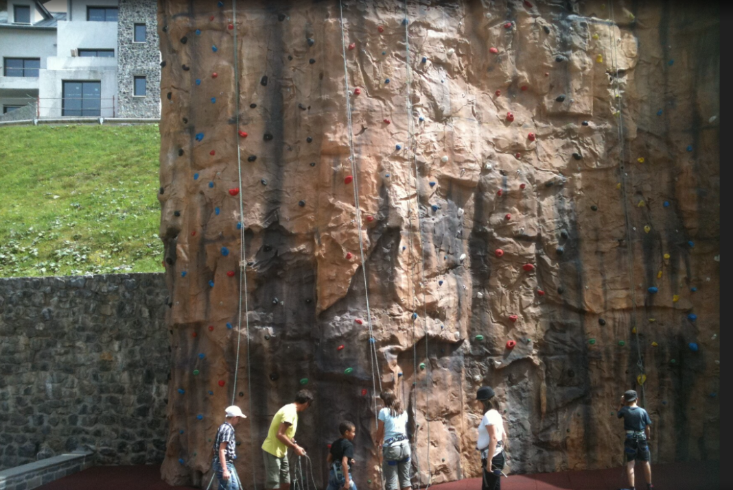 Escalade sur mur exterieur Gourette  Eaux-Bonnes