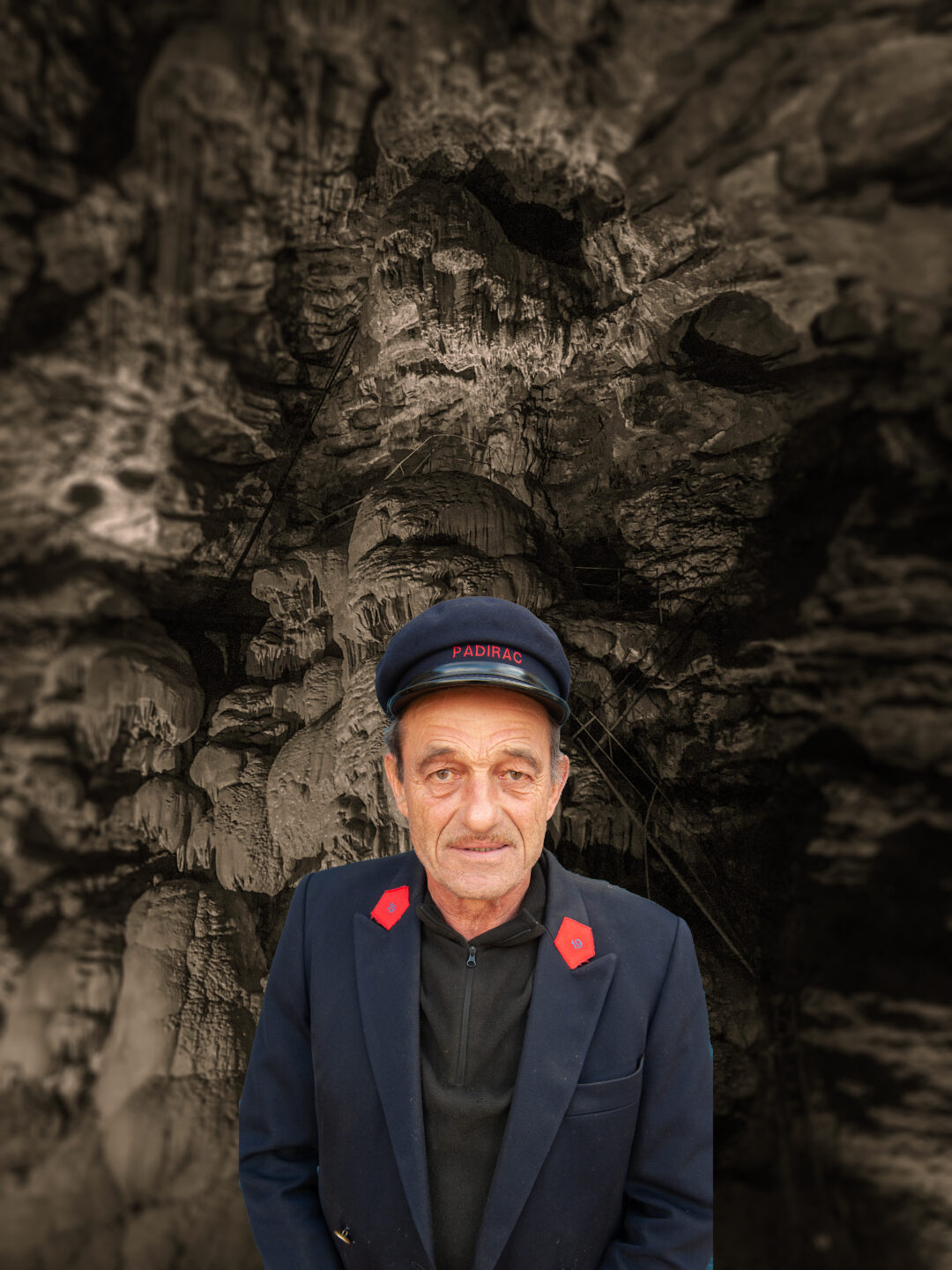 Exposition de photographies Les anciens guides paysans du Gouffre de Padirac place de l&rsquo;église Saignes