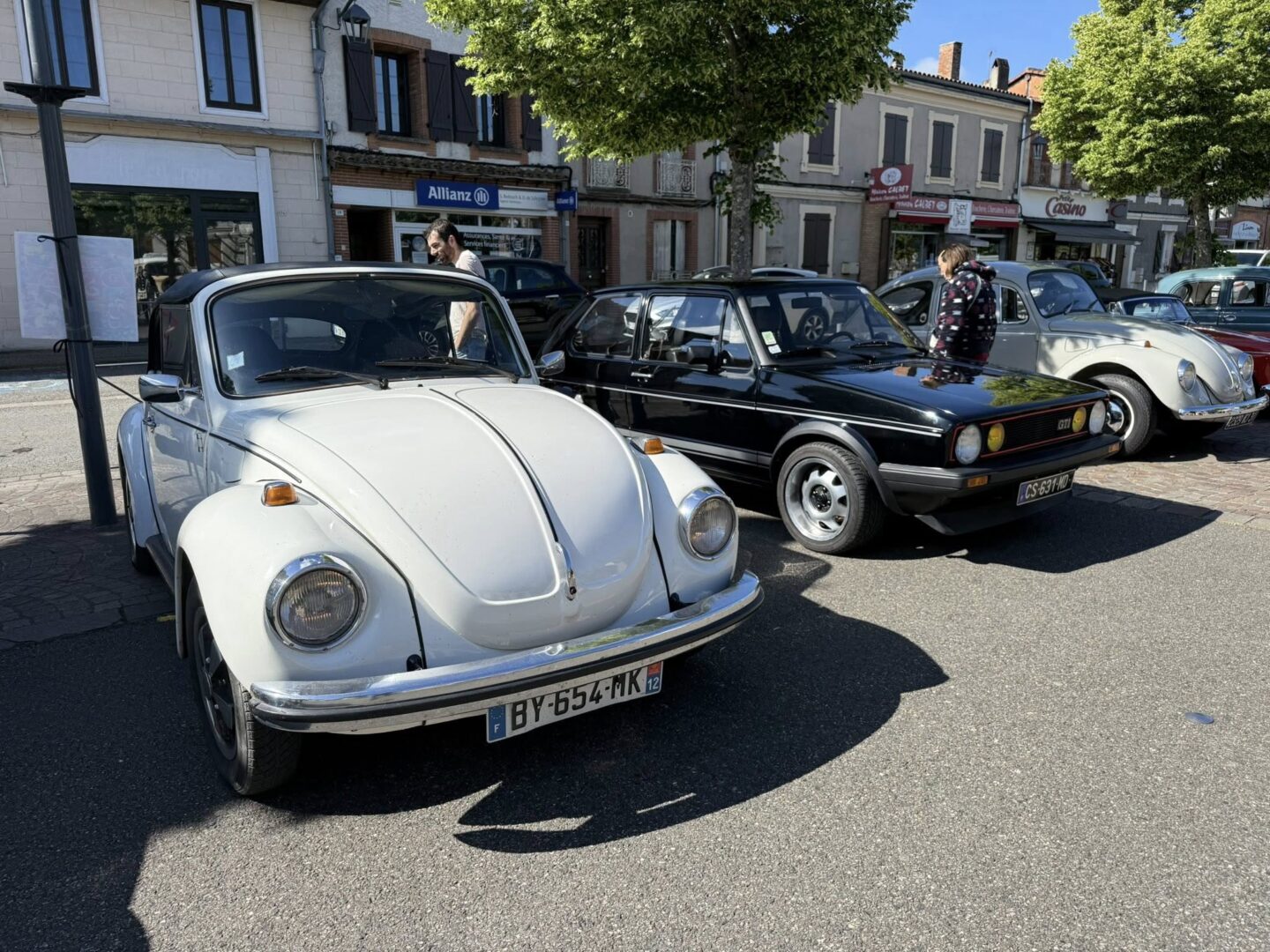 EXPOSITION DE VÉHICULES ANCIENS À RIEUMES SUR LA PLACE DE RIEUMES Rieumes