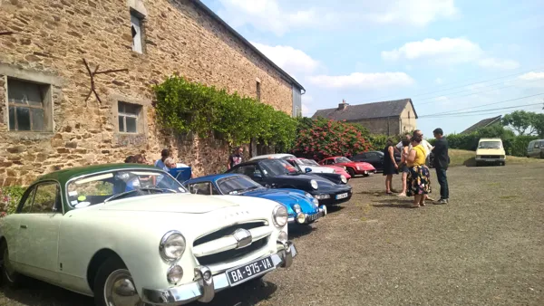 Exposition de voitures anciennes  Quins