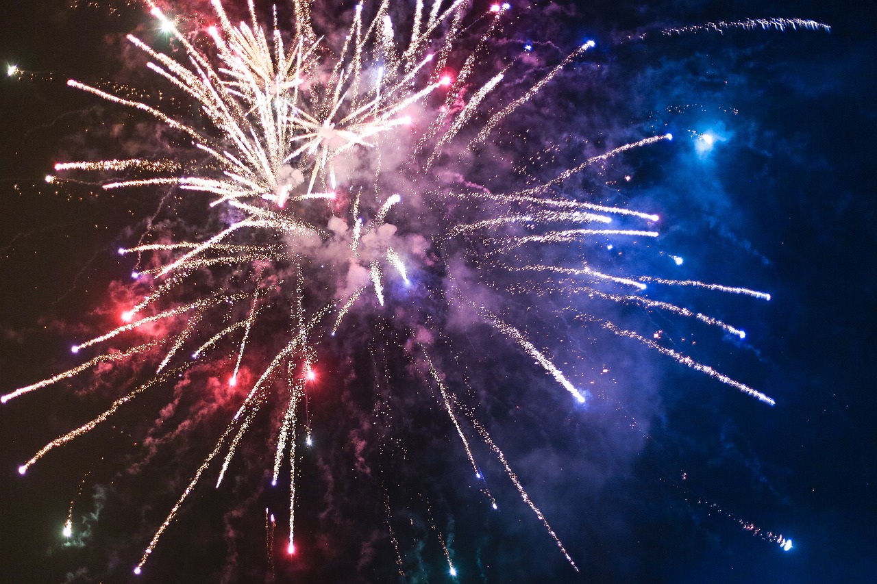 Festivités et feu d’artifices à Sanguinet Place du marché Sanguinet
