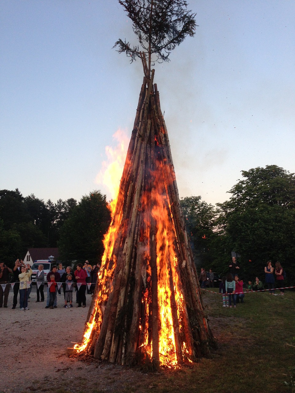 Feu de la Saint Jean et vide grenier aux Eyzies Stade de foot municipal Les Eyzies