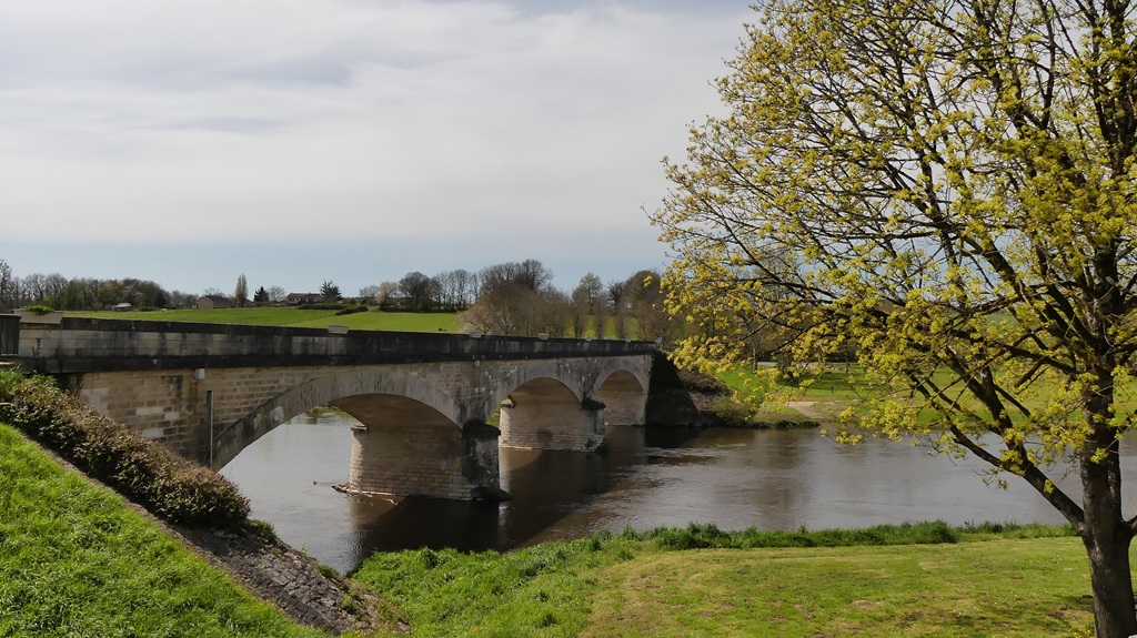 Focus patrimoine Balade le long de la Gartempe Devant l&rsquo;église Jouhet