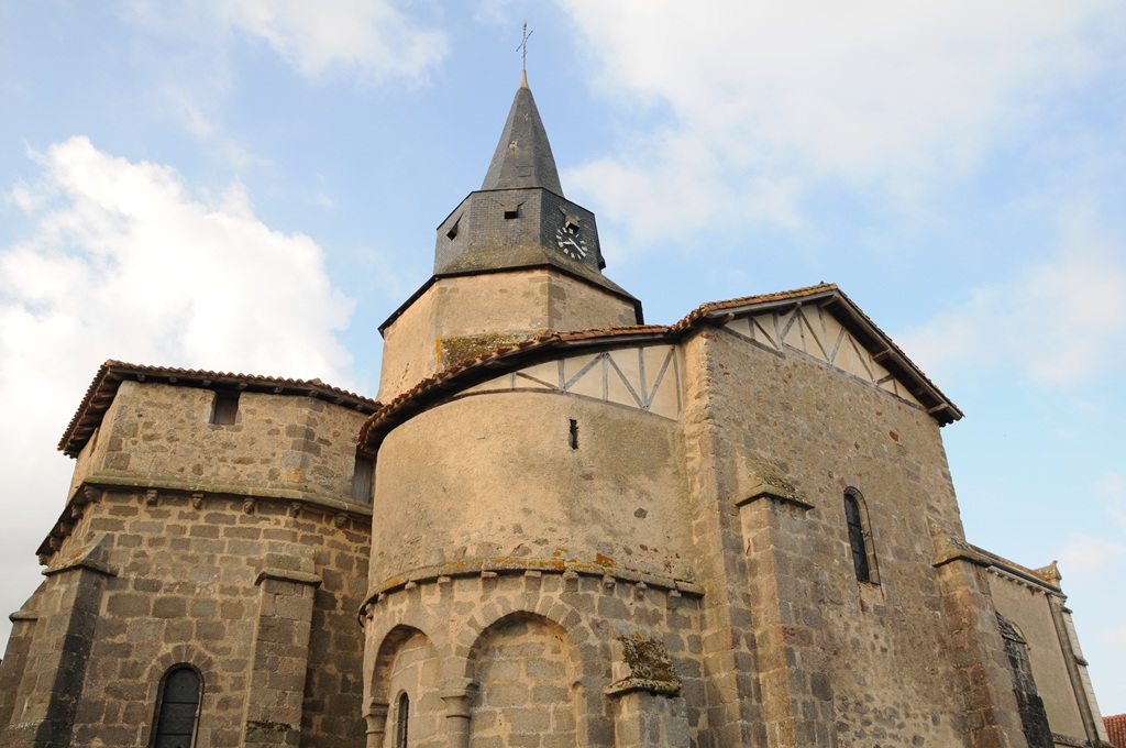 Focus patrimoine L’église Saint-Maurice Devant l&rsquo;église Lathus-Saint-Rémy