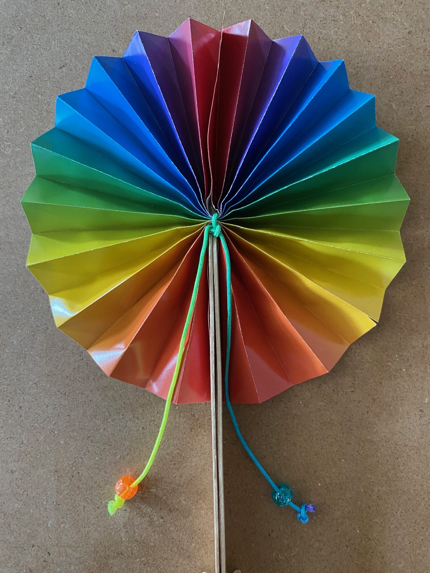 JEU(X)DIS D’ÉTÉ | Atelier créatif Éventail arc-en-ciel  Méru