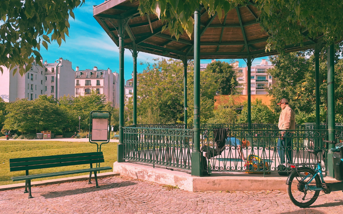 Kiosques en fête – Santé des femmes au fil du temps Jardin Villemin – Mahsa Jîna Amini PARIS