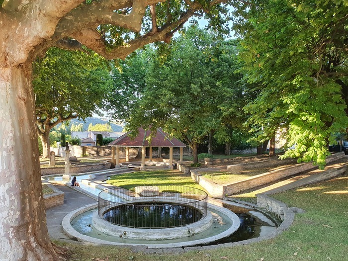 La Fontaine-Lavoir de Saint-Bonnet-du-Gard Place de Fontaine-Lavoir Saint-Bonnet-du-Gard