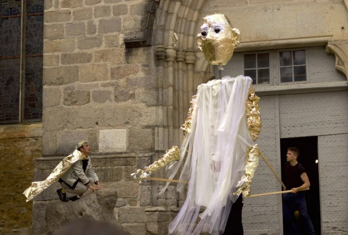 Le festival Précaire, Charlie et Madame la lune PLace de la République Saint-Léonard-de-Noblat