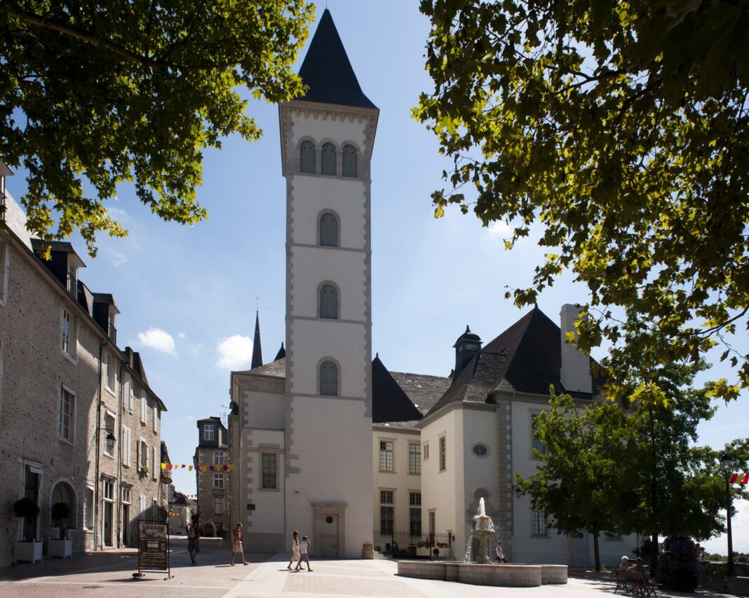 Le Parlement de Navarre Place Royale Pau