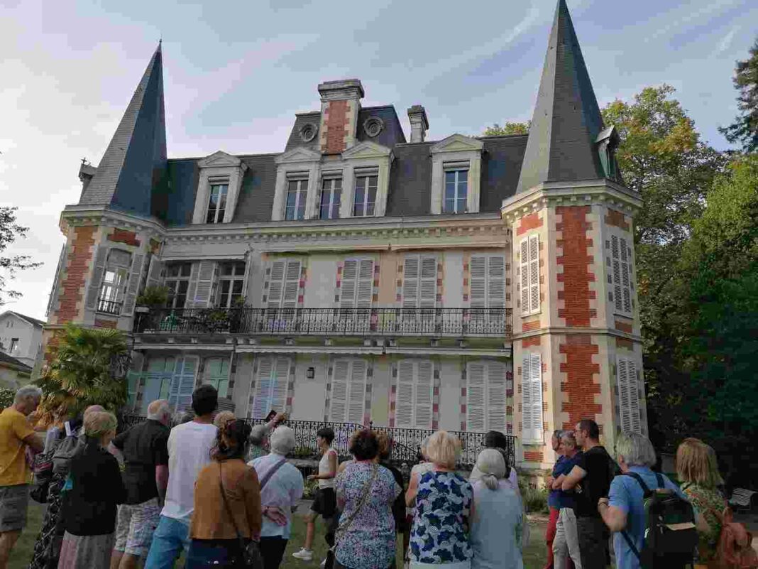 Le quartier du stade nautique et ses villas Parvis de la Chapelle des Réparatrices Pau