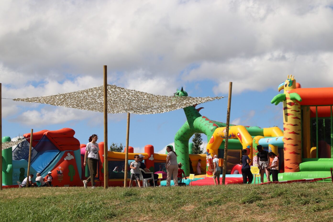 Les Estivales de Scie Structures gonflables, jeux en bois et terrains de sable Parc du Val de Scie Nueil-les-Aubiers