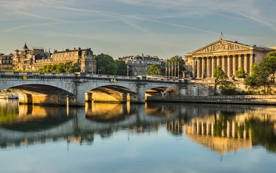Les Francs-maçons, mythes et révélations sur une société secrète Devant l’entrée de l’église Saint-Germain-des-Prés Paris
