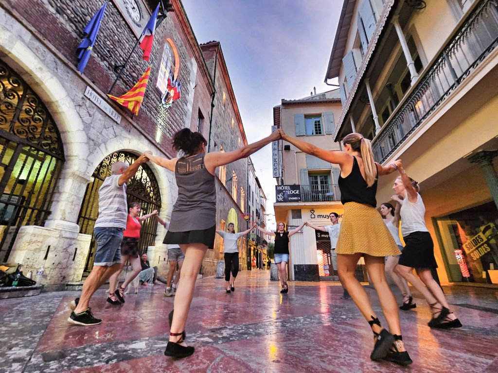 LES LUNDIS SARDANES PLACE LÉON GAMBETTA Perpignan