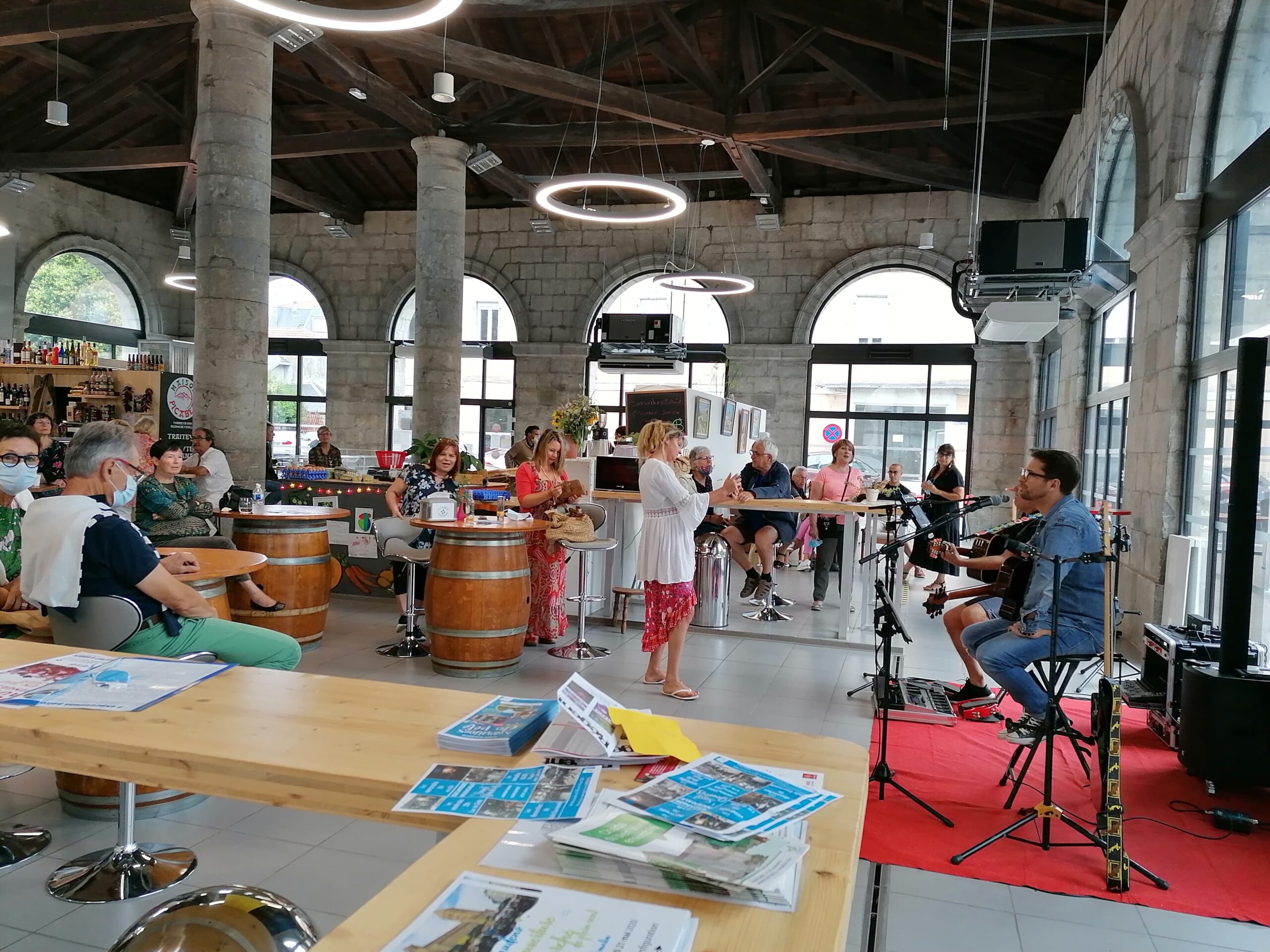 LES RENDEZ-VOUS DE L’ÉTÉ CONCERT À LA HALLE GOURMANDE PIERRE & SARAH Rue des Compagnons du Tour de France Saint-Gaudens