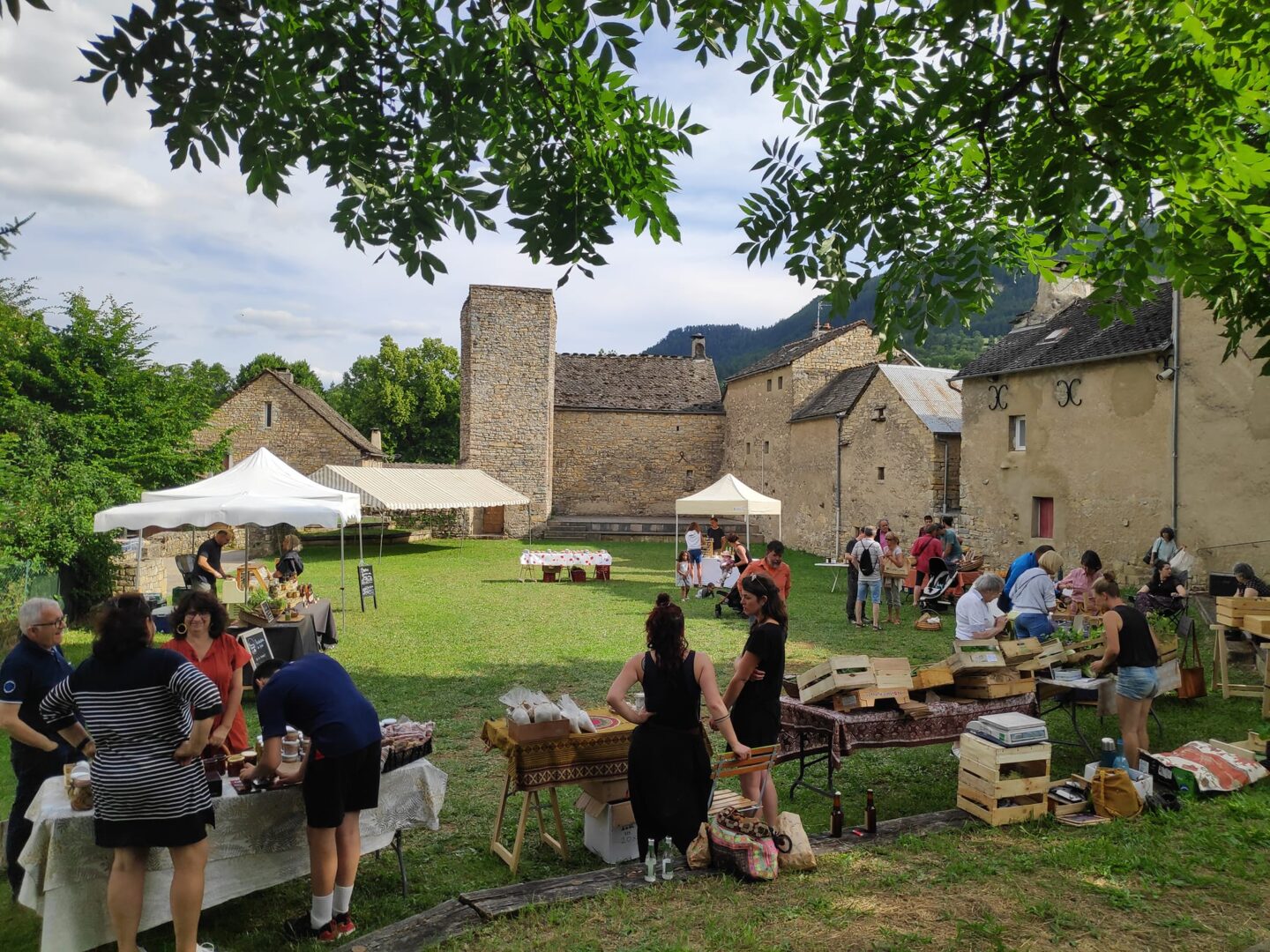 MARCHÉ DE PRODUCTEURS ET D’ARTISANS Pré de la tour Brenoux