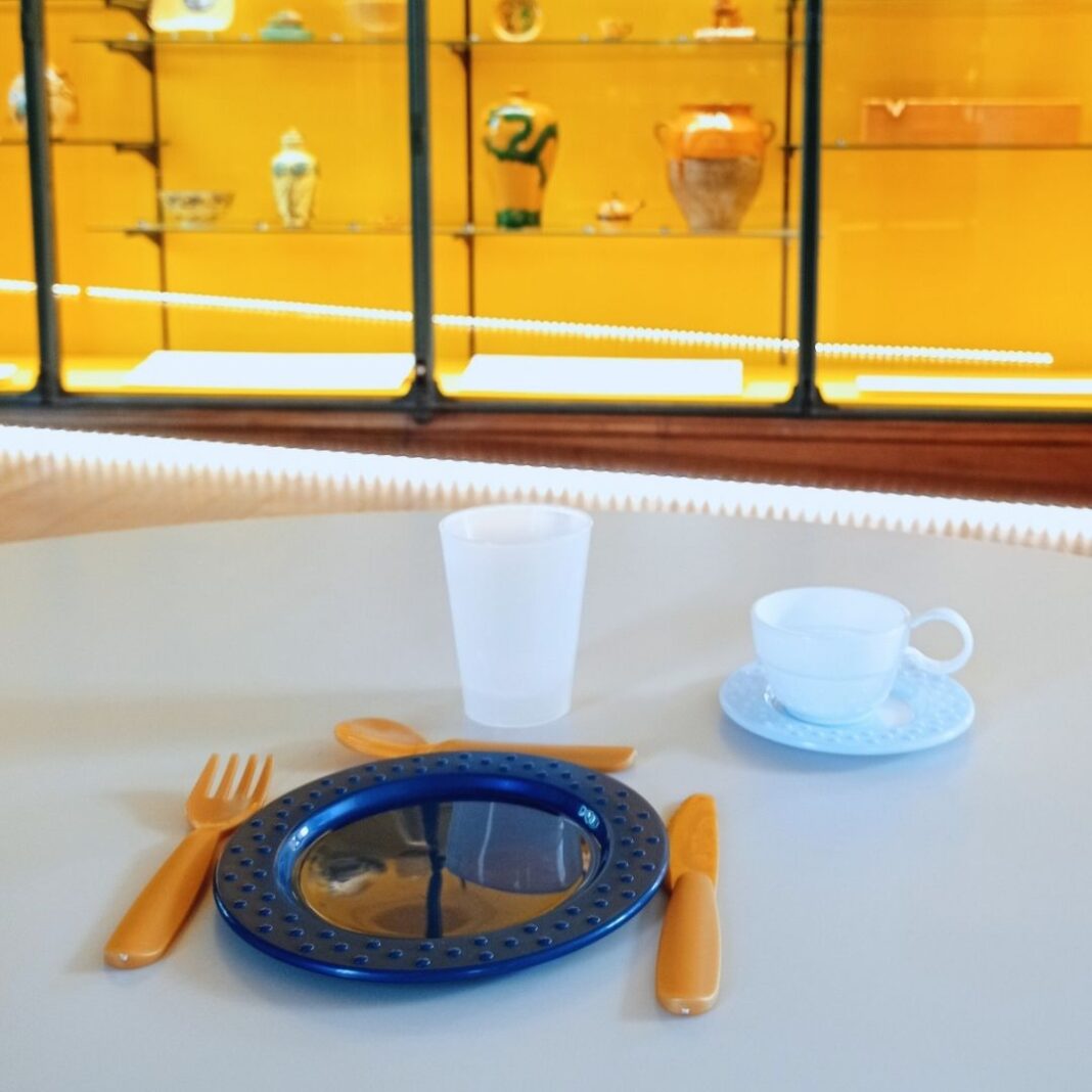 Mes premiers pas au musée Le chien Porcelaine apprend à mettre la table Musée national Adrien Dubouché Limoges