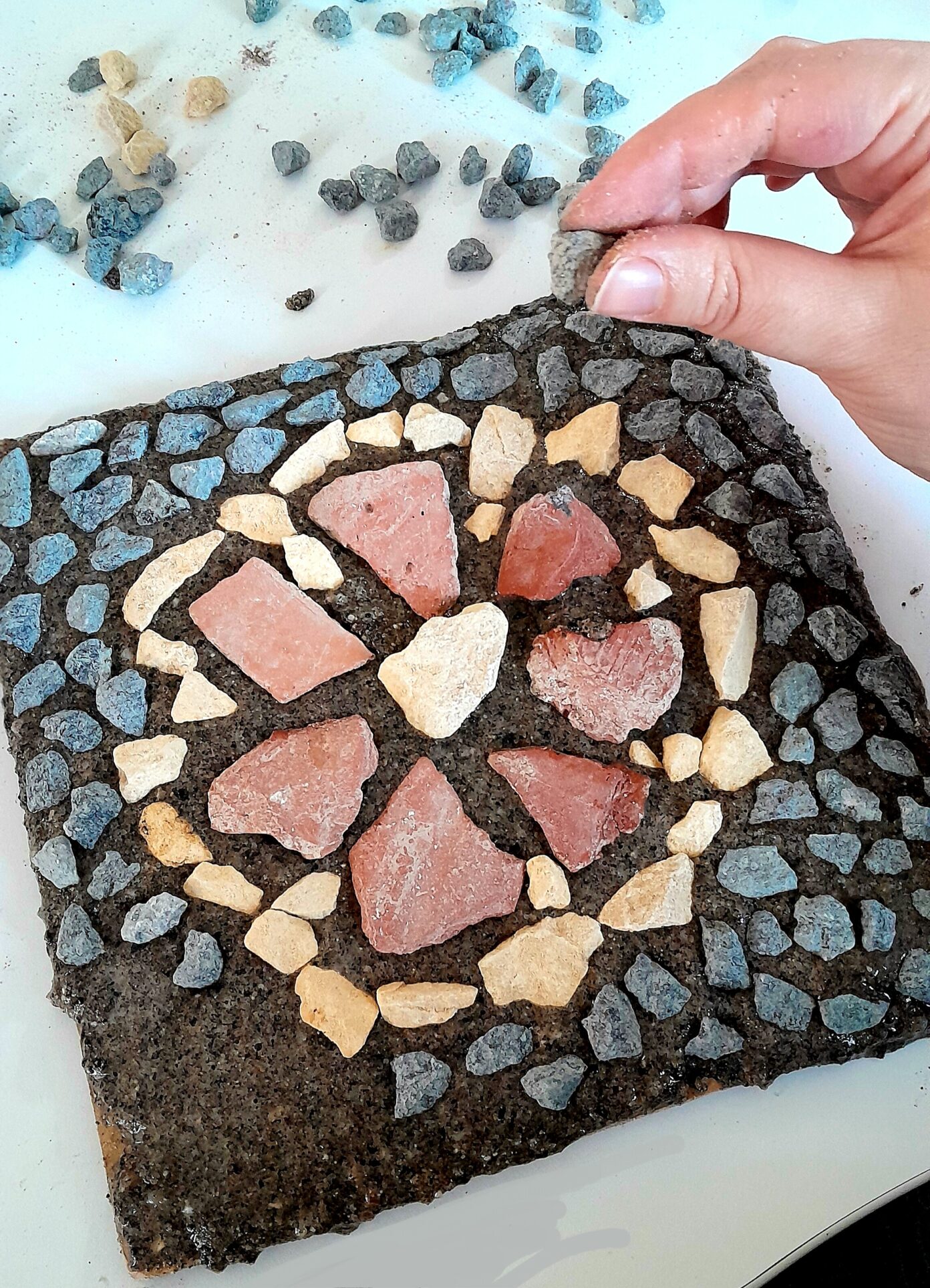 Mosaïque de cailloux Rue Du Prieuré Lédat